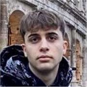 Studente di economia impartisce lezioni di matematica alle scuole elementari e superiori